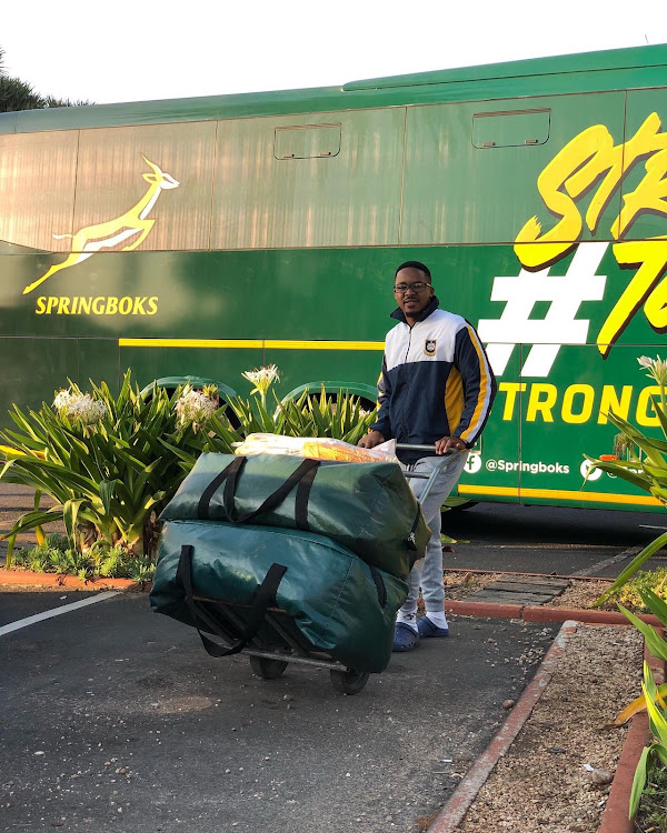 brieflyza's tweet photo. Meet the man who started his own laundry business🤩

Nqubeko Chase Sithole (28) is a former teacher from KZN who left his teaching job to start this venture. 

Some of his clients include the Springbok rugby team. He also employs 3 people. 

📷@KasiEconomy #WednesdayMotivation https://t.co/NNdhGq05oe