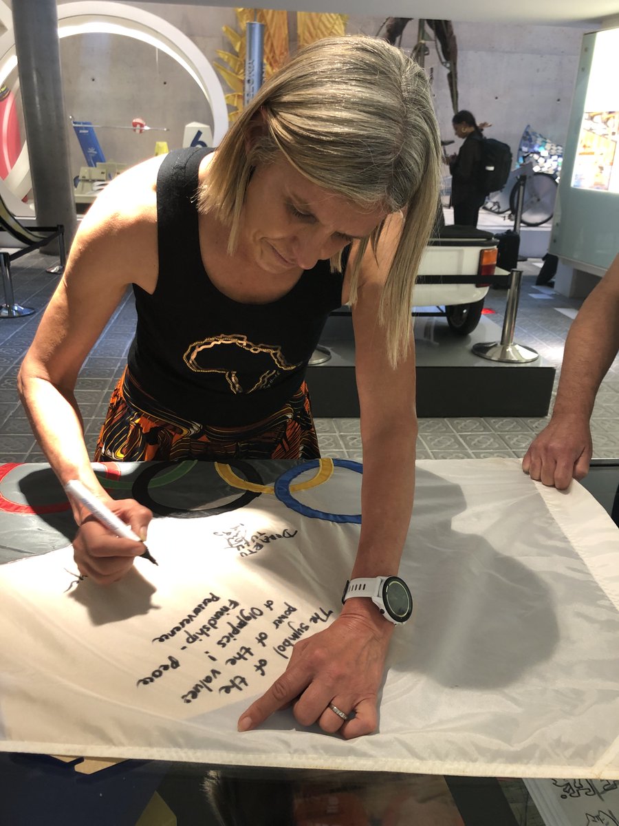 South Africa's Elana Meyer and Ethiopia's Derartu Tulu met in Barcelona 30 years after their 10,000m final at the 1992 Olympics. After a private visit of the Olympic Museum and a press conference, the 2 athletes returned to the stadium which was theatre of their triumph
#reunion