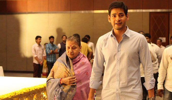 Big loss to #MaheshBabu. Mahesh Babu's mother #IndiraDevi passes way this morning. Heartfelt condolences sir, Stay Strong🙏🙏 #RIPIndiraDeviGaru #RIP