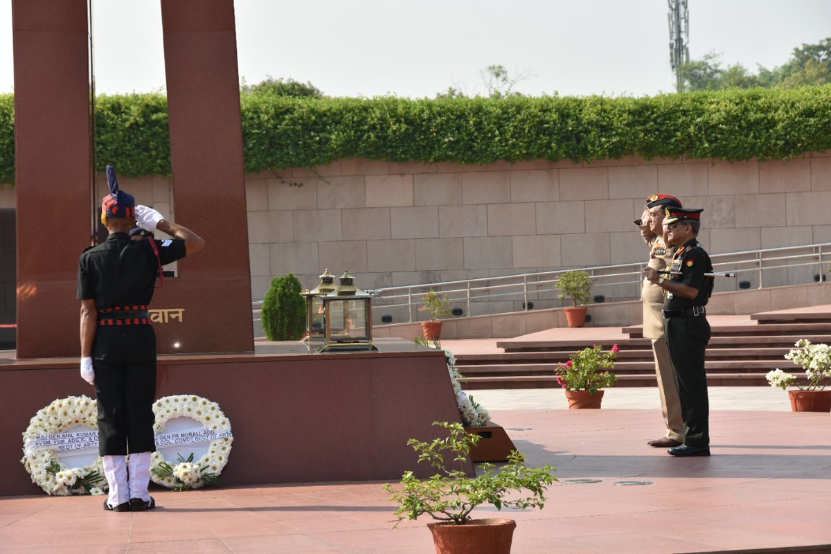 adgpi's tweet photo. On the occasion of 196th #GunnersDay, a wreath laying ceremony was held at #NWM by #RegimentofArtillery. Honorary Colonel Commandant, Director General of Artillery &amp; Colonel Commandants of the #RegimentofArtillery laid wreaths &amp; paid homage to the #Bravehearts.

#GunnersDay https://t.co/ObUj13kge7