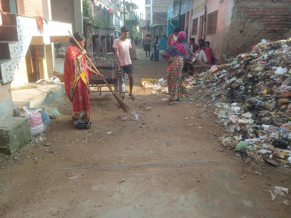 lsbarajpur's tweet photo. रोहतास जिला के राजपुर प्रखंड के राजपुर पंचायत में "स्वच्छता ही सेवा" के तहत सफाई अभियान चला @LSBA_Bihar
@swachhasiddipet 
@rahulias6 
@dm_rohtas 
@shekhar84357147
@MoRD_GoI
@PRD_BIHAR
@IPRD_Bihar
@ratnishverma 
@Shital_V0709
@SumanlalKarn 
@LSBA_Rohtas 
@Ravi_97097 
@Shahbazenv86 https://t.co/jbqTYbJ0sv
