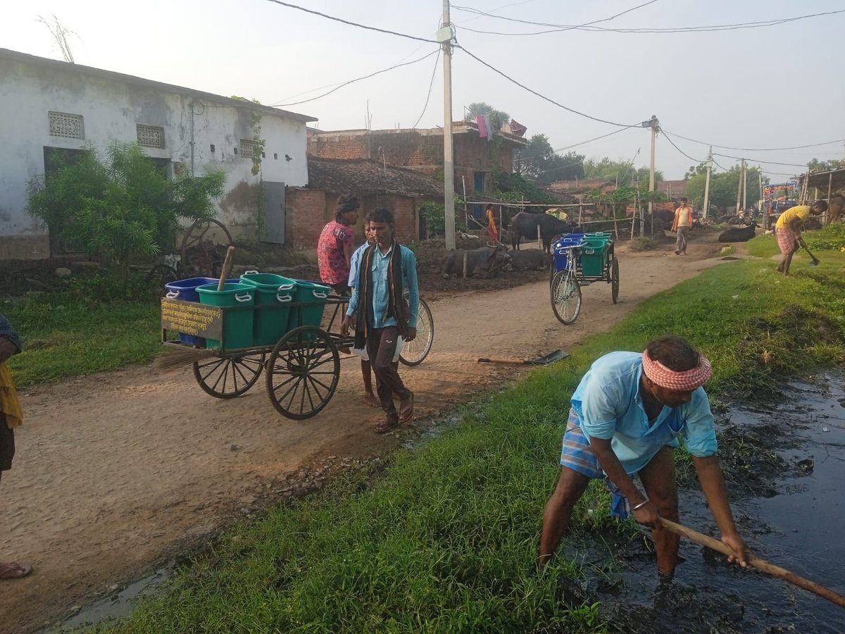 lsbarajpur's tweet photo. रोहतास जिला के राजपुर प्रखंड के राजपुर पंचायत में "स्वच्छता ही सेवा" के तहत सफाई अभियान चला @LSBA_Bihar
@swachhasiddipet 
@rahulias6 
@dm_rohtas 
@shekhar84357147
@MoRD_GoI
@PRD_BIHAR
@IPRD_Bihar
@ratnishverma 
@Shital_V0709
@SumanlalKarn 
@LSBA_Rohtas 
@Ravi_97097 
@Shahbazenv86 https://t.co/jbqTYbJ0sv