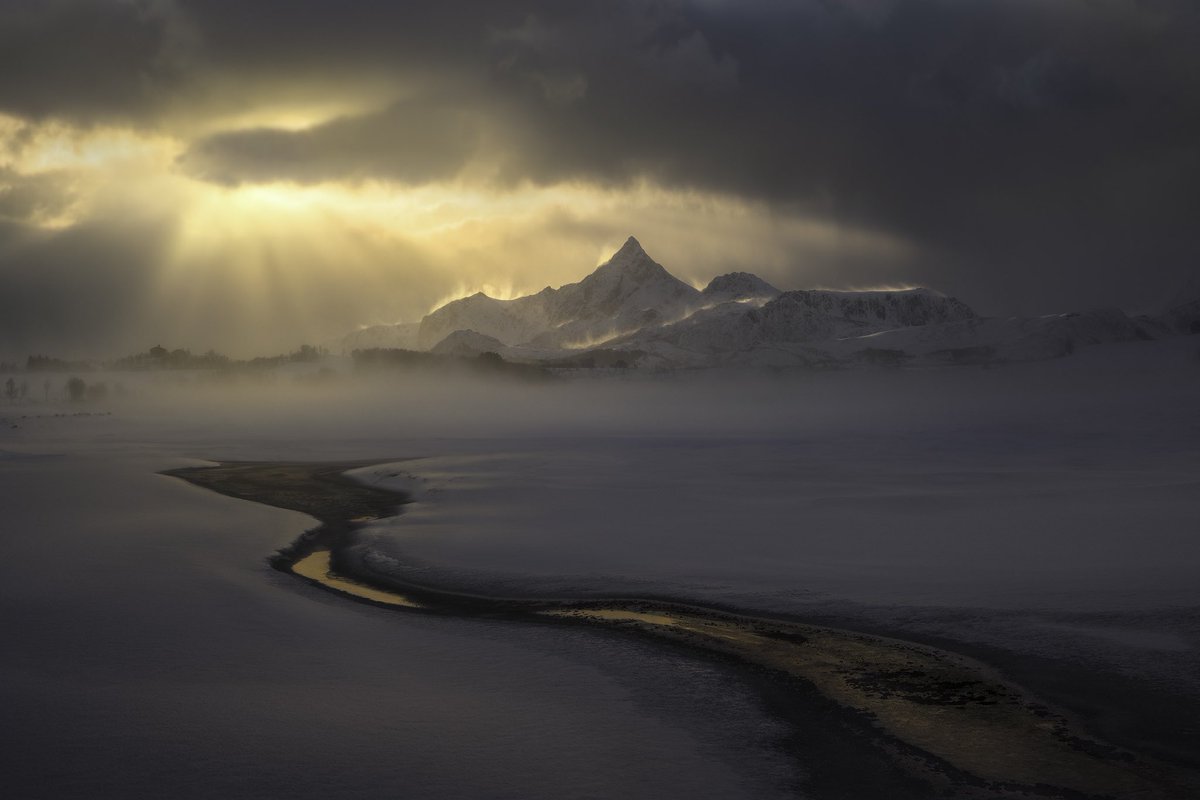 ryandyar's tweet image. Here’s some dumb pictures I’ve made while standing on frozen lakes. 

Are you a masochist who likes torturing yourself by looking at dumb photos? If so, you’re in luck because I’ve got website full of them. ryandyar.com