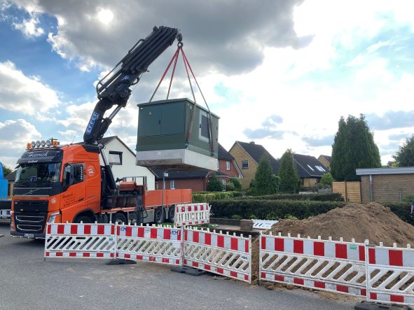 HanseWerk's tweet photo. Leistungsfähige Stromtrassen und digitale Netzstationen für #Satrup: @SH_Netz nimmt 650.000 Euro in die Hand, um die Netzinfrastruktur des Ortes zu modernisieren. 👷‍♂️🚧Für die Umsetzung planen wir mit 3 Monaten.👉 https://t.co/gVBE2QBuJC #Versorgungssicherheit https://t.co/MhWMkxGHcs