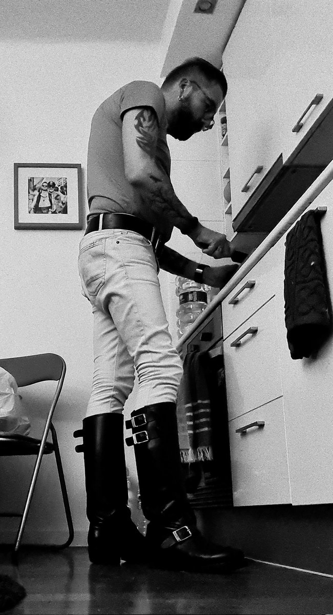 rymndpttr's tweet photo. Good morning. Working until 10 in the evening is the perfect excuse for cooking supper in boots #boots #bootworship #bootboss #humpday #bbf https://t.co/gNTNgodoBz