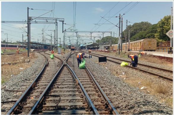 GMSRailway's tweet photo. Please do not litter the tracks!

Every day our sanitation teams covers kilometers to ensure that tracks stay litter-free for safe train operations!

#SwachhataPakhwada #SwachhRail #CleanIndia https://t.co/lmCLYh7gvX