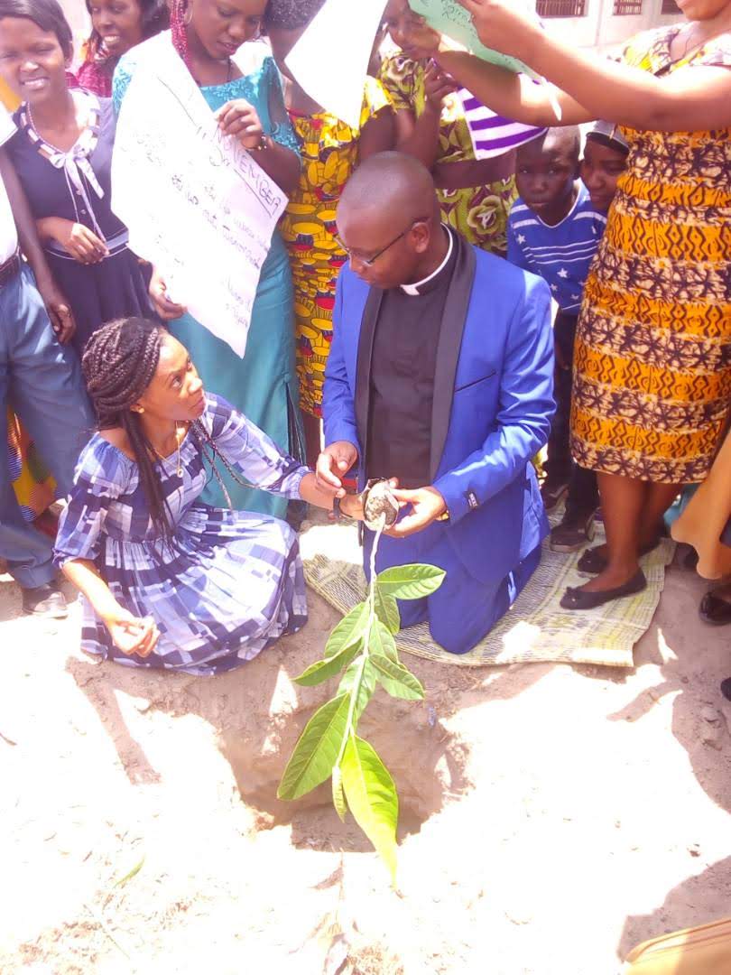 NsongoVerdy's tweet photo. Climate change impacts knows no title.We must cooperate together in mitigation and adaptation.Our faith leaders have joined the race.
#TreeCampaign in church.
@PACJA1 @Forumcctza @baraka_machumu @tfs_zone https://t.co/3QCMpA8qeJ