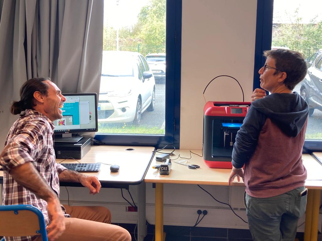 canope_77's tweet image. Retour sur le tout 1er déploiement de kit #FabLab au collège Blanche de Castille, La Chapelle La Reine 77. 🎉🎉#DoDoc #imprimante3D #Cameo #machineàcoudre #microbit
Equipe motivée, projets, excellente ambiance. L&apos;aventure commence ! 😉 La suite au prochain épisode...