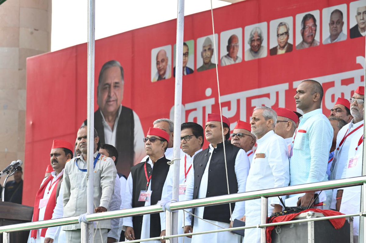 samajwadiparty's tweet photo. https://t.co/r3YeQOuOKP