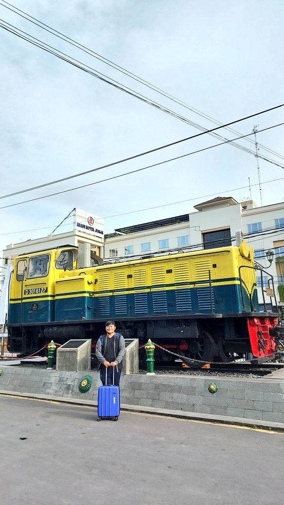 salmanbiroe's tweet photo. Kalau ke Jogja naik apa? Aku lebih suka naik kereta, salah satu keretanya Taksaka. Kebetulan kemaren dapet tiket murah di #KAIExpo 150 rb kelas eksekutif.
Selama perjalanan bisa makan di restorasi, makanan harganya 20-40rban. https://t.co/NA67ZA15WA
