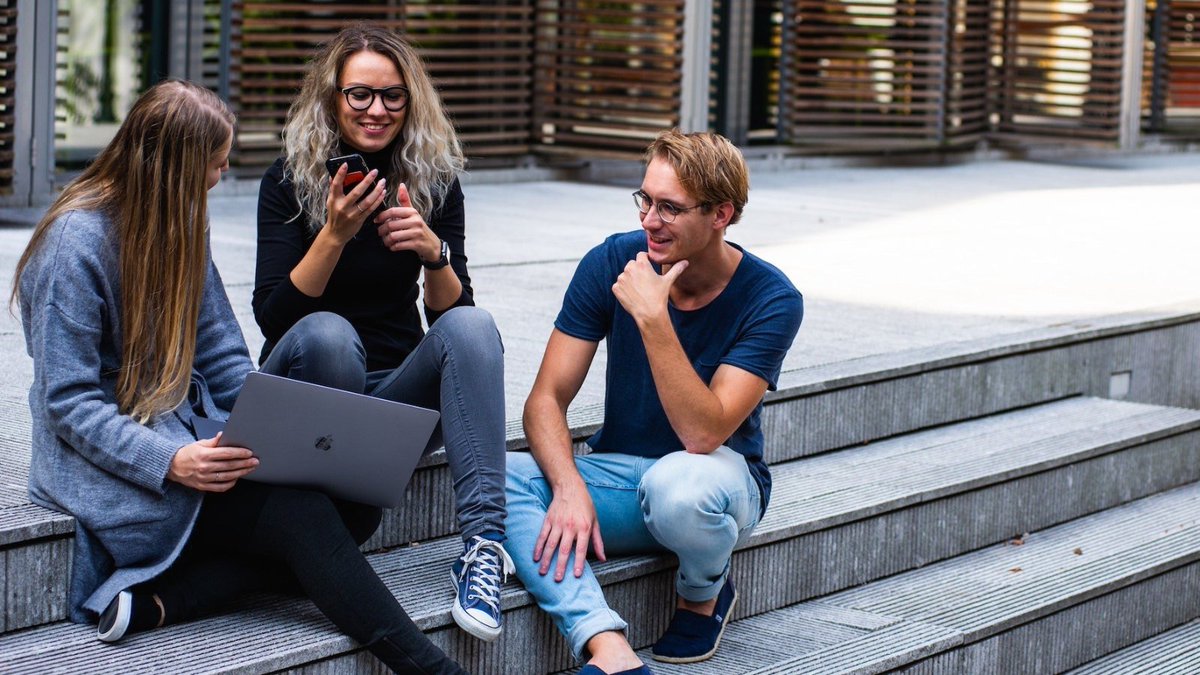 SivisNYT's tweet photo. @MaaseudunS  ja @kslopintokeskus yhteinen job shadowing Portugalissa tarjosi vierailijoille mahdollisuuden tutustua kotoutumista tukevaan ja antirasistiseen työhön. 🧩Lue lisää ajatuksia matkalta 
https://t.co/1VLKQPWipp 

@EPALE_FI @ErasmusplusFI #Devako https://t.co/M2IbGfi7Bk