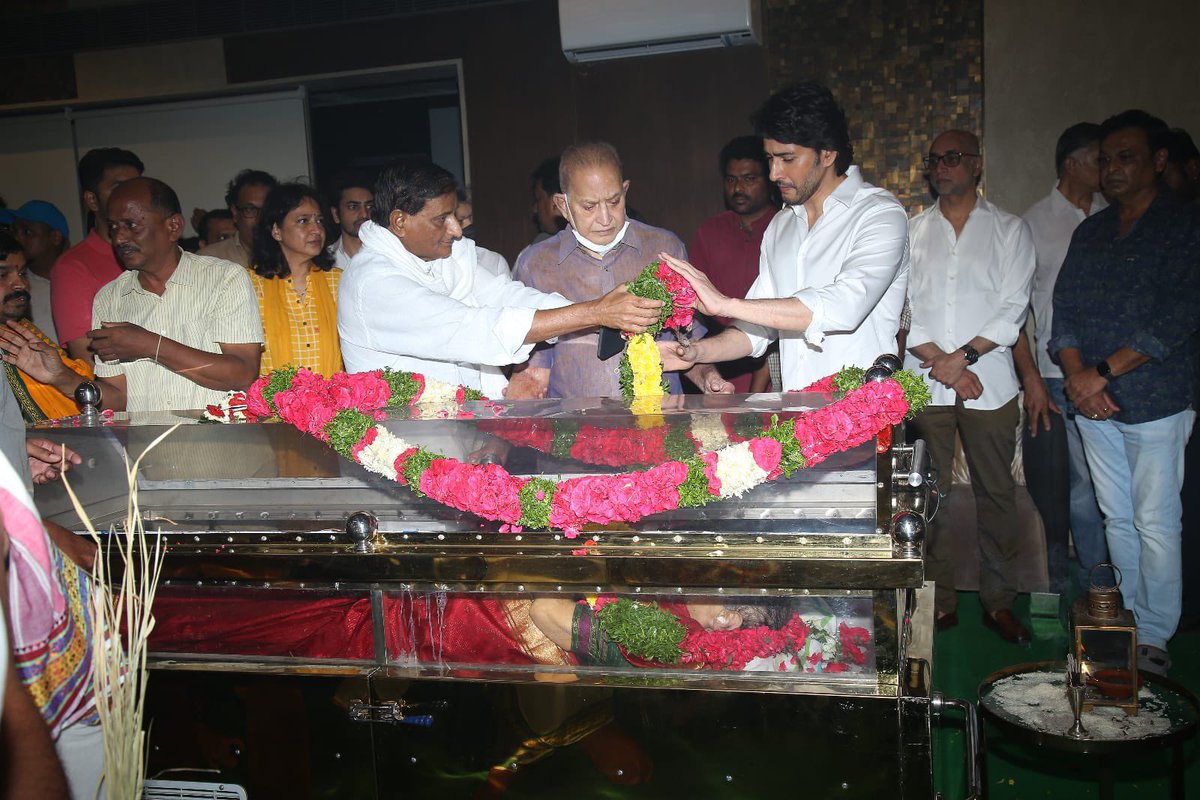 TeluguShowTime's tweet photo. Final Tributes 💔

The Ghattamaneni Family pays their last respects to Indira Devi garu 🙏

#Krishna garu @UrstrulyMahesh #MaheshBabu #NamrataMaheshGhattamaneni #AdiSeshaGiriRao #GallaPadma https://t.co/ZOv3V9azxB