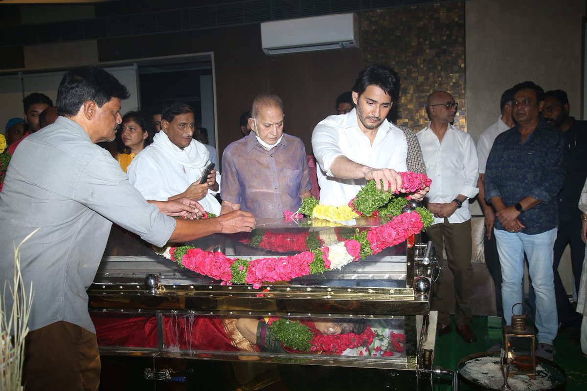 TeluguShowTime's tweet photo. Final Tributes 💔

The Ghattamaneni Family pays their last respects to Indira Devi garu 🙏

#Krishna garu @UrstrulyMahesh #MaheshBabu #NamrataMaheshGhattamaneni #AdiSeshaGiriRao #GallaPadma https://t.co/ZOv3V9azxB
