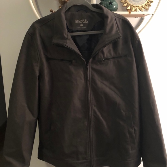 Poshing_thru_it's tweet photo. So good I had to share! Check out all the items I'm loving on @Poshmarkapp #poshmark #fashion #style #shopmycloset #michaelkors #merrell: https://t.co/g0cPidebtn https://t.co/SOXlHkN9au