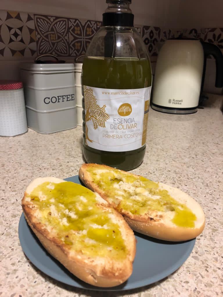 Buenos días, ¡marchando unas tostadas con aceite de oliva virgen extra! ¿Te apuntas a nuestro desayuno? No olvides tú aceite ESENCIA DE OLIVAR 😋