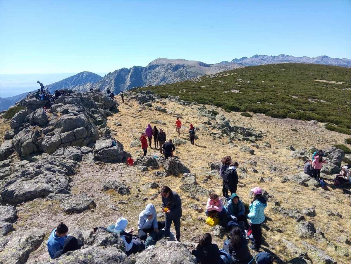 ElDioce's tweet photo. Imágenes de la excursión de ayer con los alumnos de Primero de Bachillerato Peñón del Mediodía, en la Sierra de Gredos.
🏞🏞🏞
¡Un precioso día de convivencia que nunca olvidaremos!

¡Échale un vistazo a Ruta km. 6 al Peón del Mediodía en Relive! https://t.co/6EJ82o6VpO https://t.co/NHWfOEbgRl