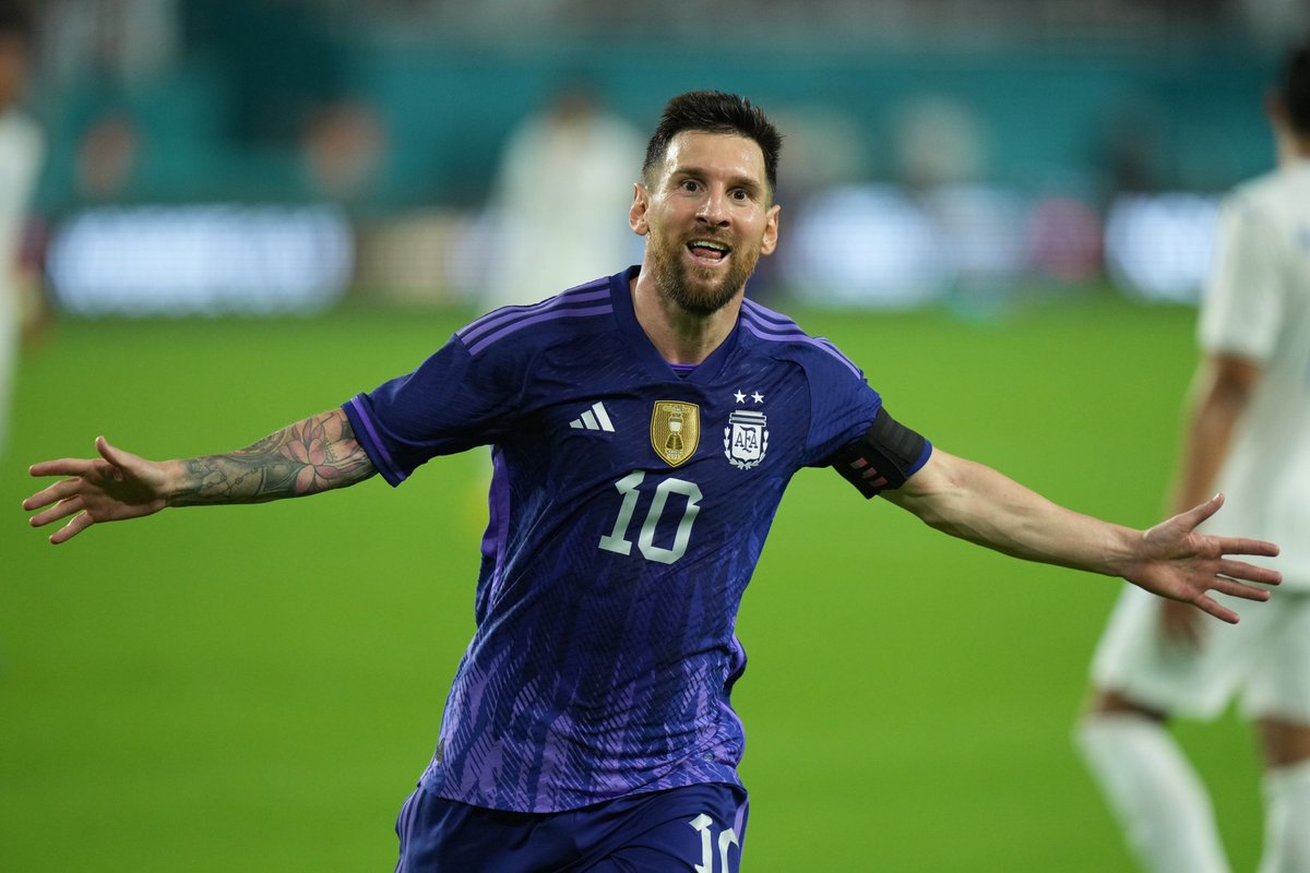 👀 Lionel Messi'nin bu sezon tüm kulvarlarda performansı: 🇫🇷 PSG ⛳️ 11 maç ⚽️ 6 gol 🎯 8 asist 🇦🇷 Arjantin Milli Takımı ⛳️ 2 maç ⚽️ 4 gol 🎯 0 asist