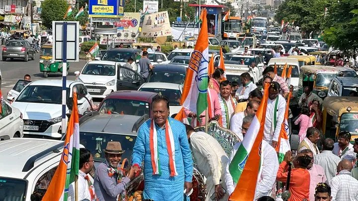 LutyensMediaIN's tweet photo. गुजरात में कांग्रेस का शक्ति प्रदर्शन
हजारों गाडियां का काफिला मौजूद 
#GujaratElections2022 https://t.co/2msugiaXcW