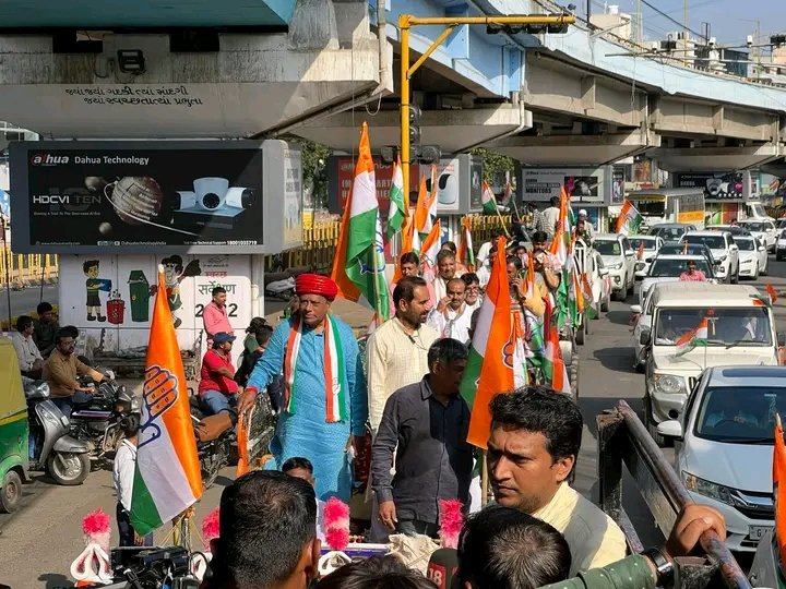 LutyensMediaIN's tweet photo. गुजरात में कांग्रेस का शक्ति प्रदर्शन
हजारों गाडियां का काफिला मौजूद 
#GujaratElections2022 https://t.co/2msugiaXcW