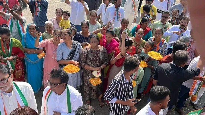 LutyensMediaIN's tweet photo. गुजरात में कांग्रेस का शक्ति प्रदर्शन
हजारों गाडियां का काफिला मौजूद 
#GujaratElections2022 https://t.co/2msugiaXcW
