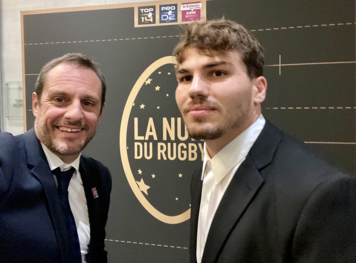 Lundi et alors qu’il est une fois de plus primé à La Nuit du Rugby comme le meilleur joueur international Français, ses premiers remerciements ont été pour son premier club amateur et ses éducateurs.
Respect Monsieur Dupont, beaucoup d’autres sportifs devraient s’inspirer de vous