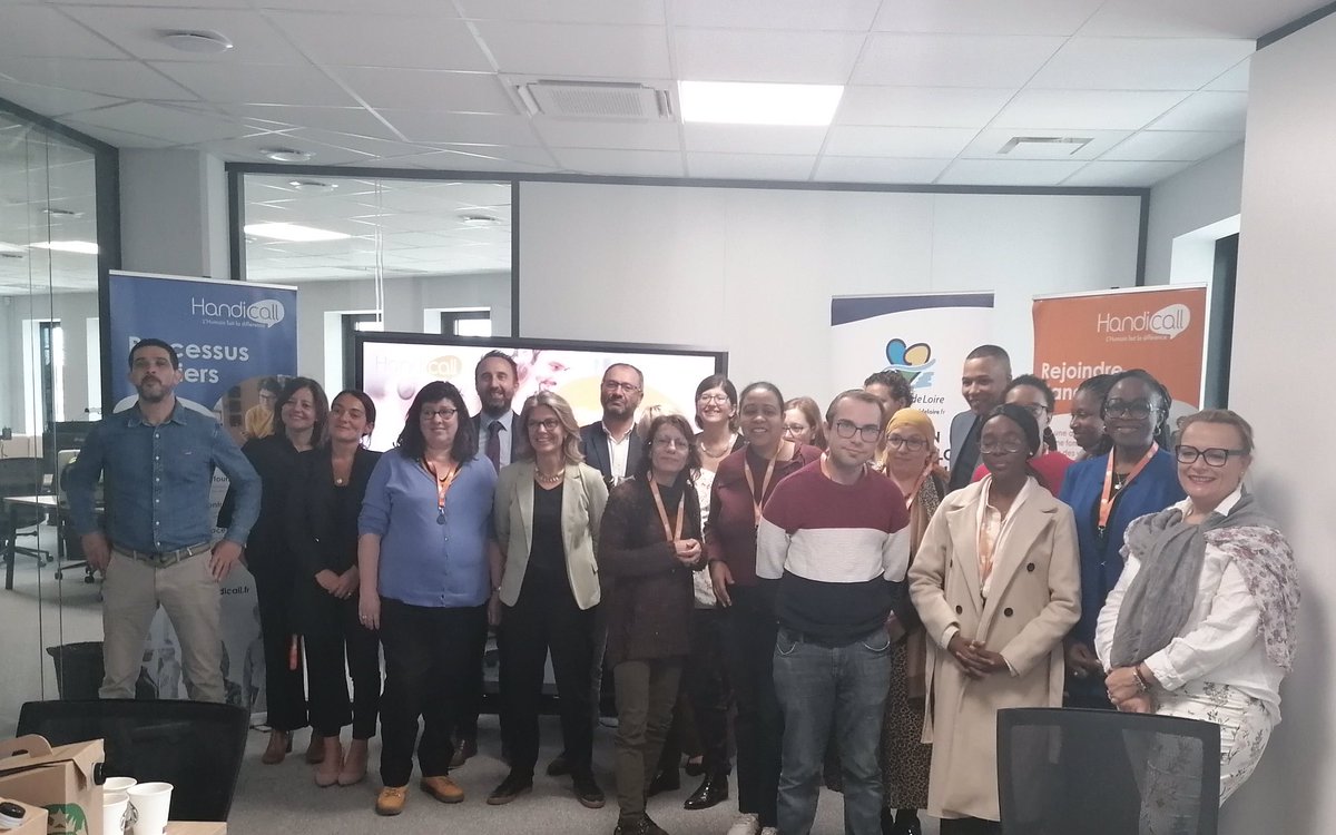 c_caillourobert's tweet photo. Signature au nom de @RCValdeLoire d’une convention de développement de l’emploi par des formations inclusives #DEFI avec l’entreprise adaptée #handicall à Tours au bénéfice de 15 stagiaires destinés au métier de conseiller relation clientèle à distance. ➡️https://t.co/MKPji55Hsk https://t.co/ctxbTBwfNC