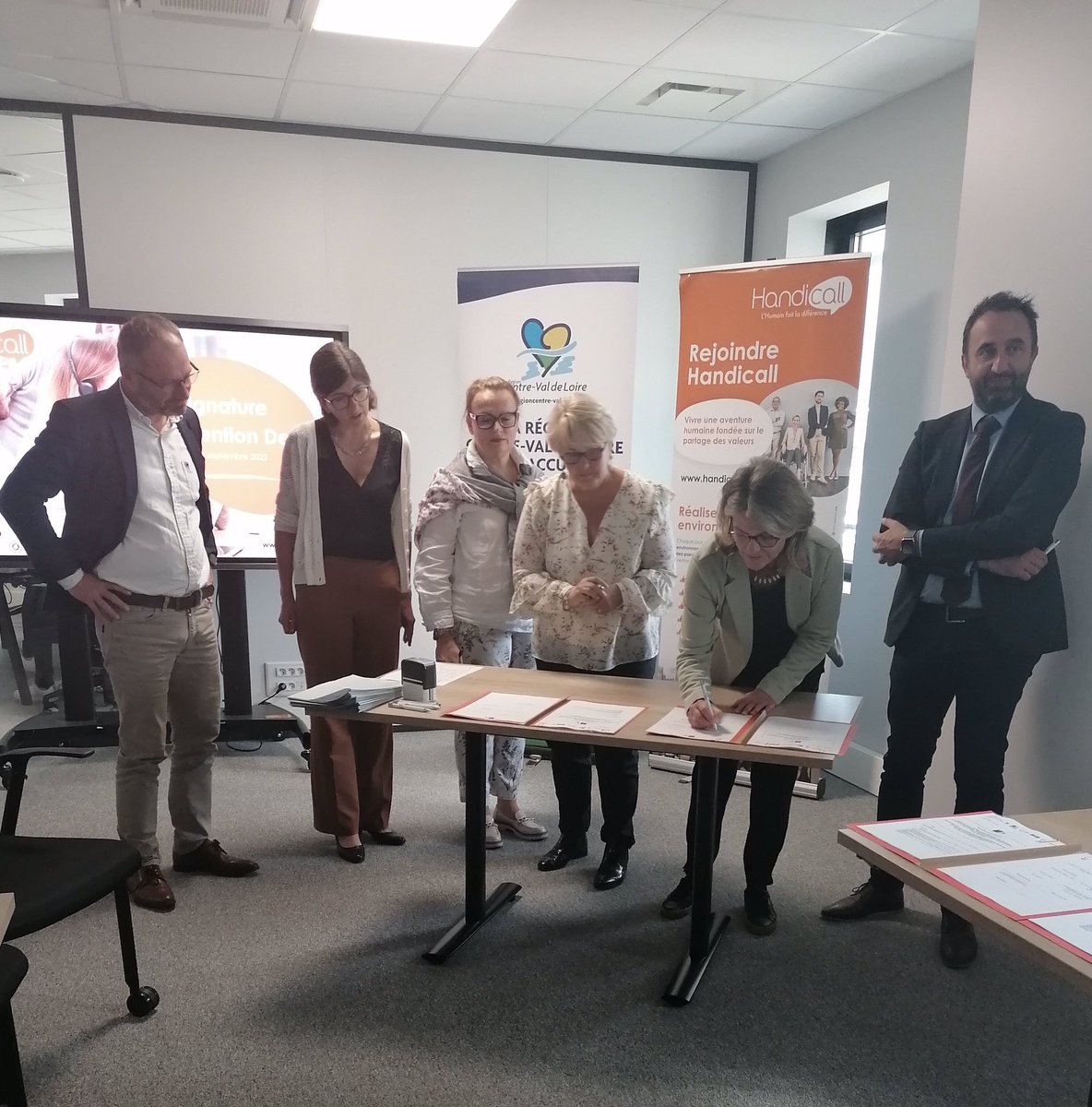 c_caillourobert's tweet photo. Signature au nom de @RCValdeLoire d’une convention de développement de l’emploi par des formations inclusives #DEFI avec l’entreprise adaptée #handicall à Tours au bénéfice de 15 stagiaires destinés au métier de conseiller relation clientèle à distance. ➡️https://t.co/MKPji55Hsk https://t.co/ctxbTBwfNC