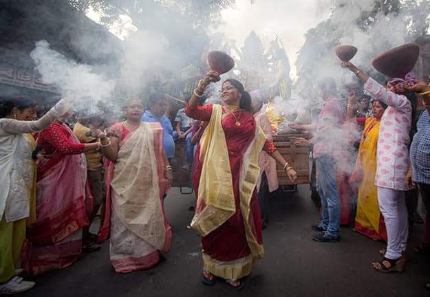 My favourite dance, Dhunuchi Naach during Durga Puja 💃💃💃
#dhunuchinaach
