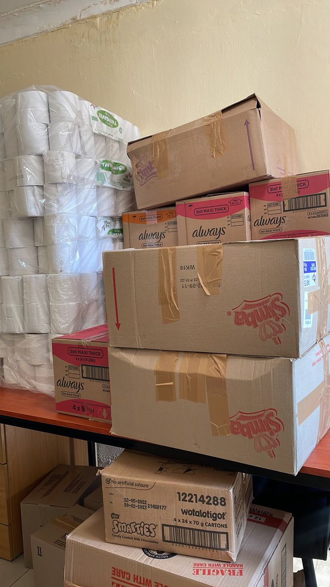 RedcrossSa's tweet photo. @RedcrossSa received a donation of essential items(toothpaste,sanitay pads,roll on,soap and lots more).
Thank you New Zealand High Commission for showing  #Ubuntu🙏🏾 these will go a long way in cushioning our vulnerable communities.
#RedCross 
#DisasterRelief #donations https://t.co/CBsJdkOyVh