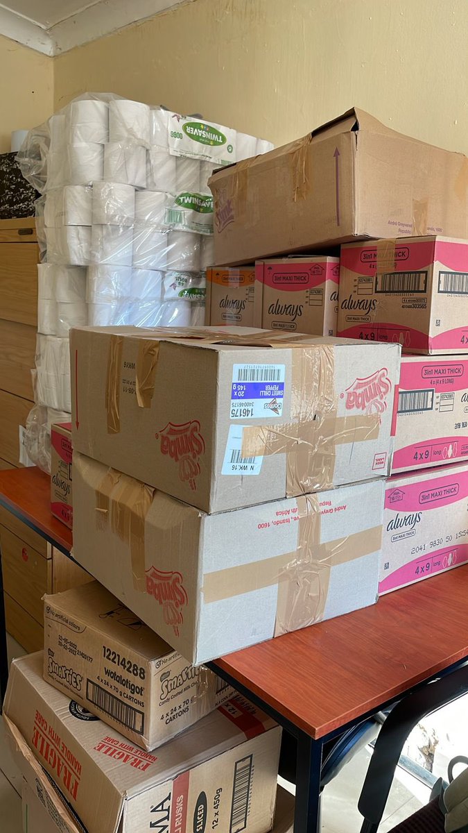 RedcrossSa's tweet photo. @RedcrossSa received a donation of essential items(toothpaste,sanitay pads,roll on,soap and lots more).
Thank you New Zealand High Commission for showing  #Ubuntu🙏🏾 these will go a long way in cushioning our vulnerable communities.
#RedCross 
#DisasterRelief #donations https://t.co/CBsJdkOyVh