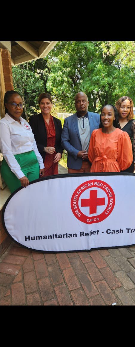 RedcrossSa's tweet photo. @RedcrossSa received a donation of essential items(toothpaste,sanitay pads,roll on,soap and lots more).
Thank you New Zealand High Commission for showing  #Ubuntu🙏🏾 these will go a long way in cushioning our vulnerable communities.
#RedCross 
#DisasterRelief #donations https://t.co/CBsJdkOyVh