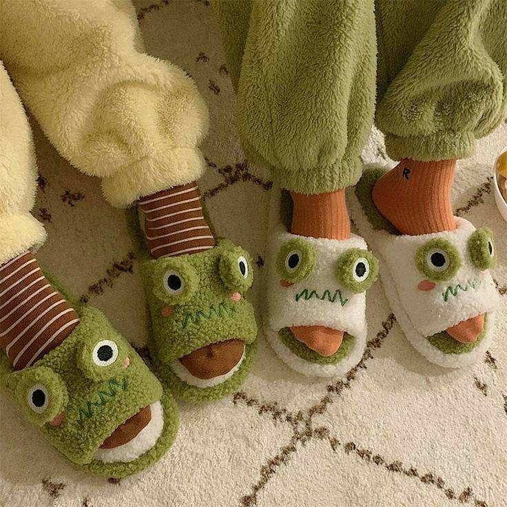 🍃🌱 can we have matching frog slippers?