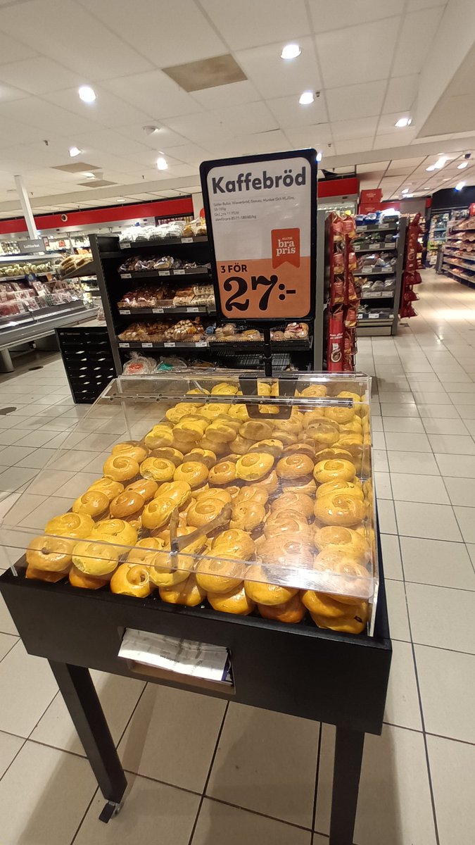 chabane_sarah's tweet image. Love the "nothing left to lose" 🤷‍♀️ mindset of bringing lussekatter in September