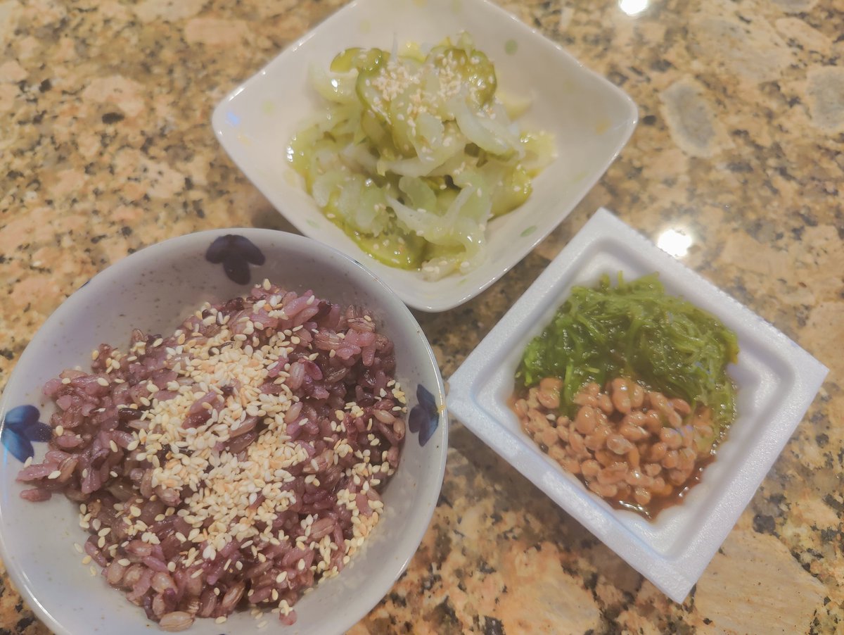 ご飯とめかぶ納豆とお味噌汁と…、きゅうりとセロリの古漬けは煎り胡麻とオリーブオイルで。 結局全部ご飯の上にのせてやったぜぃ😆👍 ご馳走様でした🙏