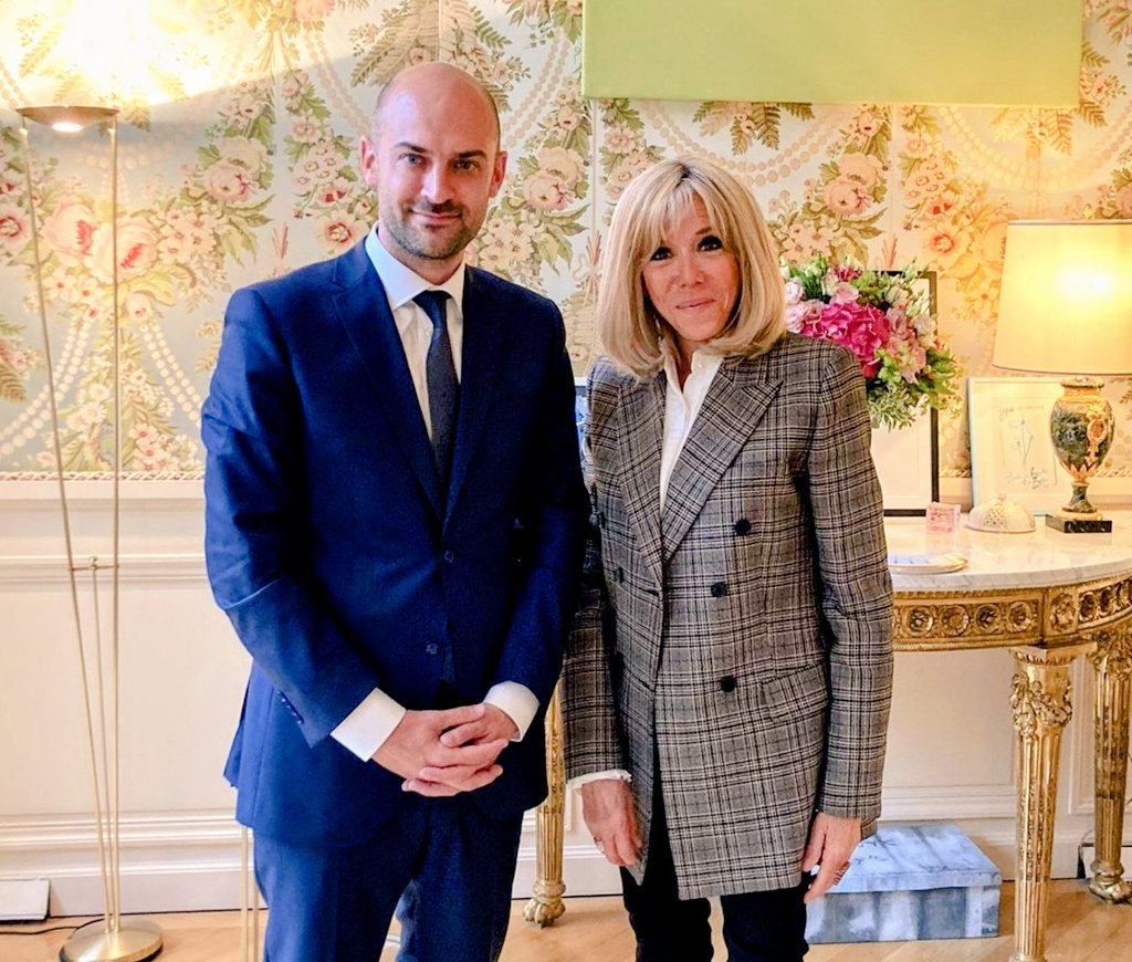Grâce à l’action de Brigitte Macron et avec le <a href="/gouvernementFR/">Gouvernement</a> nous luttons pied à pied contre le cyber harcèlement et les contenus violents. La protection des enfants dans l'espace numérique est une priorité absolue.