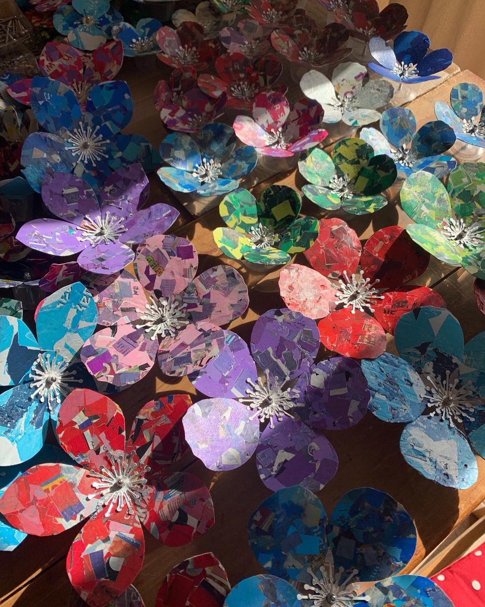 RuthMoilliet's tweet photo. So the last few weeks have been mostly making these!
#artfromwaste #recycledart #recyledmaterials #repurpose #recycledsculpture #recycle #plastic #plasticwaste #plasticbags #plasticart #plasticartist #repuposed #repuposedart #repurposedsculpture #repurposedplastic #reuse #flowers https://t.co/Iqx9qUpPWm