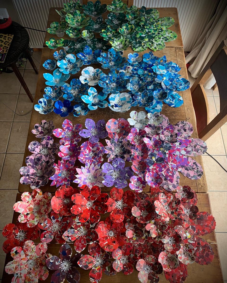 RuthMoilliet's tweet photo. So the last few weeks have been mostly making these!
#artfromwaste #recycledart #recyledmaterials #repurpose #recycledsculpture #recycle #plastic #plasticwaste #plasticbags #plasticart #plasticartist #repuposed #repuposedart #repurposedsculpture #repurposedplastic #reuse #flowers https://t.co/Iqx9qUpPWm