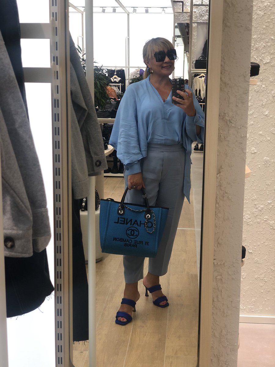 adelaidenunes's tweet photo. #shadesofblue #work #hospedeiras #hostess https://t.co/yjgzV0Ajt3