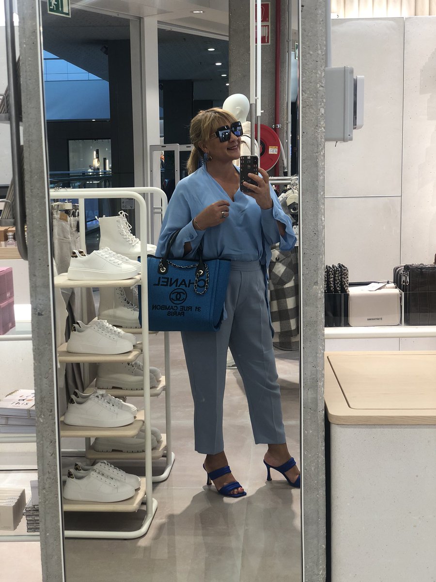 adelaidenunes's tweet photo. #shadesofblue #work #hospedeiras #hostess https://t.co/yjgzV0Ajt3