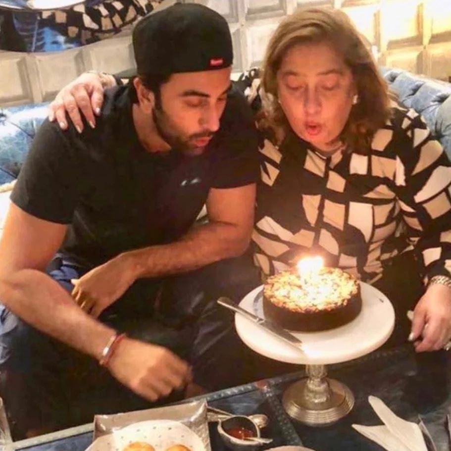 firstindiafilmy's tweet photo. #RanbirKapoor and aunt #RimaJain blow the candle as they ring in the special day with family ❤

#HappyBirthdayRanbirKapoor #HAPPYBIRTHDAY #HBDRanbirKapoor #FirstIndiaFilmy https://t.co/Dqx560J9Eo