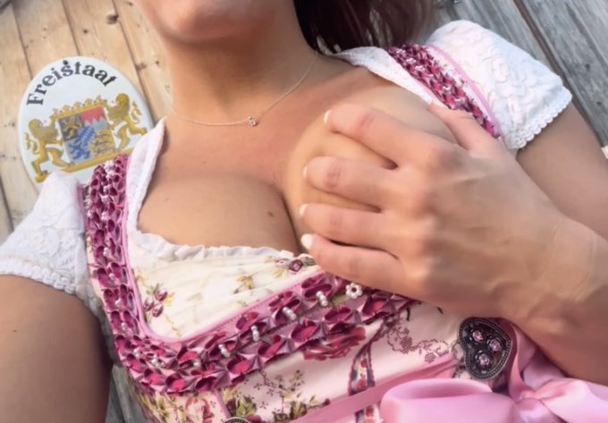 So, heute letzter Tag Wiesn f&uuml;r mich. Wer will denn nochmal kneten? 😏🤪  Mehr Oktoberfest Content auf: https://t<a href="/tag/boobs"class="tags"><span>#boobs</span></a><a href="/tag/dirndl"class="tags"><span>#dirndl</span></a><a href="/tag/bayern"class="tags"><span>#bayern</span></a><a href="/tag/oktoberfest"class="tags"><span>#oktoberfest</span></a><a href="/tag/wiesn"class="tags"><span>#wiesn</span></a><a href="/tag/oktoberfest2022"class="tags"><span>#oktoberfest2022</span></a>