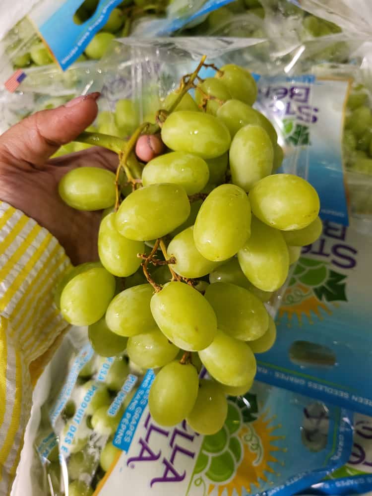 didepancangkir's tweet photo. @hrdbacot @fruitday_ Ada Autumn Royal, Black Summer, Stella Bella dan Shine Muscat. Semua Seedless dan Manis. Harga dan size perbox gak hafal, prefer whatsapp @fruitday_ perbox jauh lebih murah daripada ecer. #lapakcot https://t.co/7ST8y3r8vE