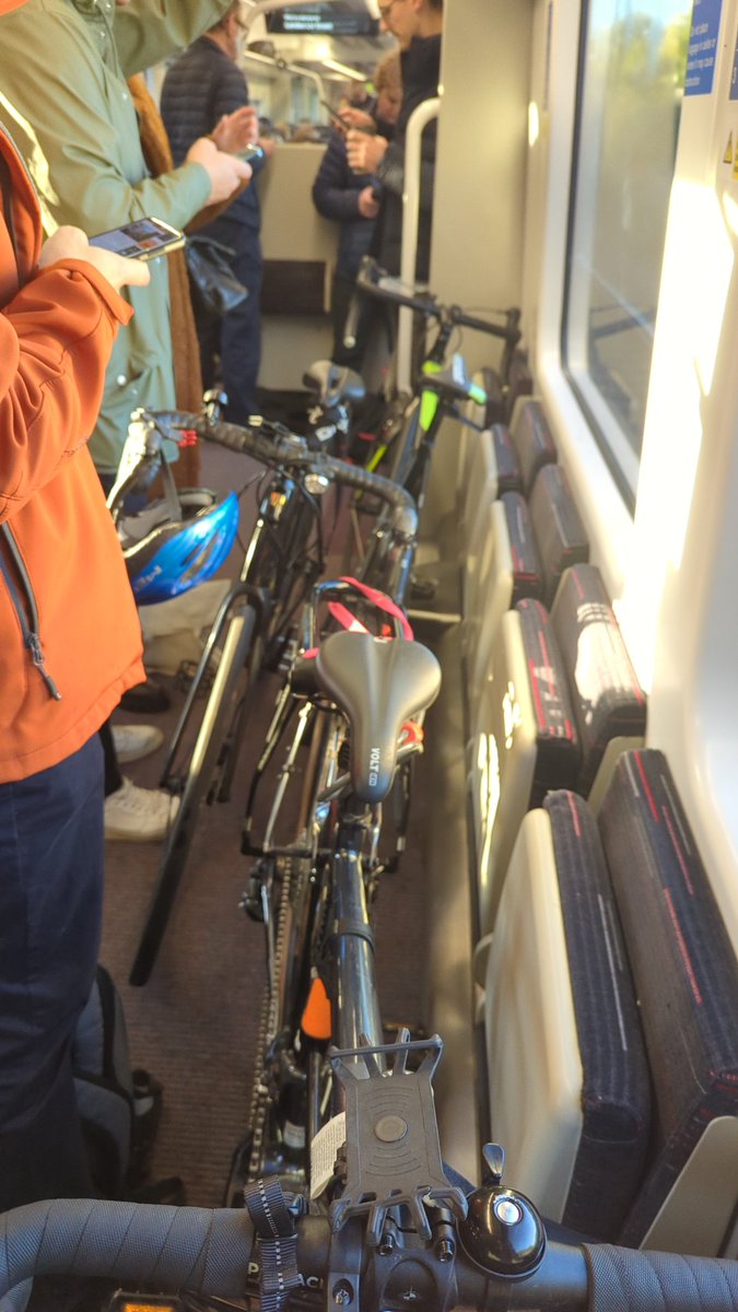 StewDog79's tweet photo. @greateranglia why is this allowed in the rush hour!?  #notright https://t.co/a6VEMONoch