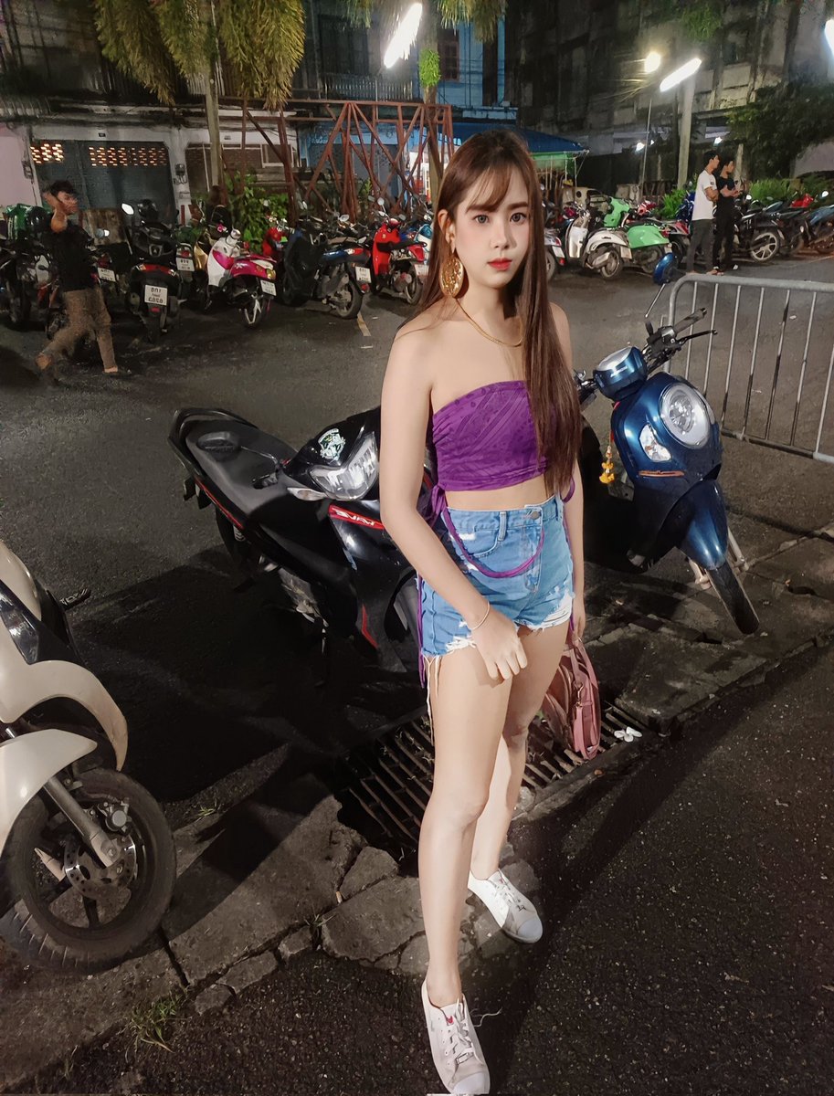 NRoedeewan's tweet photo. แบตหมดให้เดินไปหาปลั๊ก😂
#แต่ถ้าขาดความรักให้เดินมาหาเรา https://t.co/nZRBBivwmf