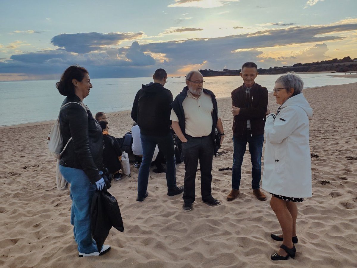 TeamPlanete's tweet photo. A l’occasion de la rentrée du @MoDem, nous avons organisé une collecte de déchets à Guidel Plages en présence de @sarahelhairy, Secrétaire d'État chargée de la Jeunesse, du Maire et du 1re adjoint de Guidel, avec la mobilisation @J_Democrates. 
3kg ont été collectés en 45min. https://t.co/5J0bXU1pbK