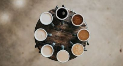 TextSkizzen's tweet photo. Zwischen Adjektiven setzt ihr immer dann ein #Komma, wenn ihr die Adjektive problemlos vertauschen könnt. Oder wenn ihr statt des Kommas „und“ einsetzen könnt:
• starker, heißer Kaffee ✅
• heißer, starker Kaffee ✅
• heißer und starker Kaffee ✅
#Rechtschreibtipp #GutenMorgen https://t.co/IQ5nJvICLU