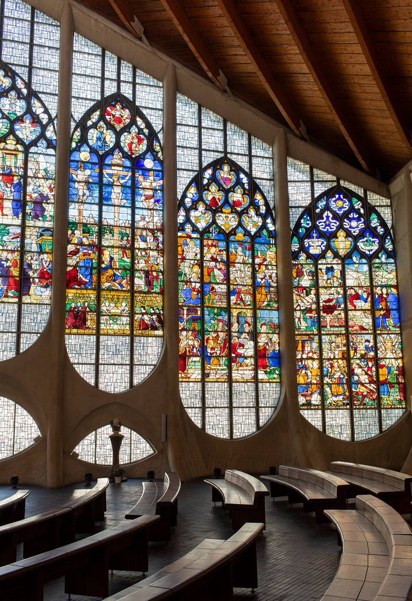 RouenTourisme's tweet photo. #Guide et #conteuse, ce dimanche 2 octobre, suivez l’#histoire « Le vitrail des chars ». Que de #couleurs et de #détails dans ce #vitrail de l'église Sainte-Jeanne d'Arc de Rouen ! Nous assistons, ici, à la création du #Monde.
Infos & réservation
👉 https://t.co/WtyH1fOgCD https://t.co/JB9W8koEAs