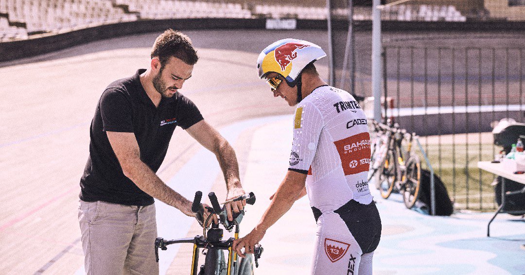 BodyRocketCC's tweet photo. Guess who rode the Body Rocket system around the velodrome in Barcelona last week?
Someone looking to defend their @IRONMANtri World Championship title in a few weeks' time... π
@kristianblu
#notmarginalgains https://t.co/1G6jVEwrhA