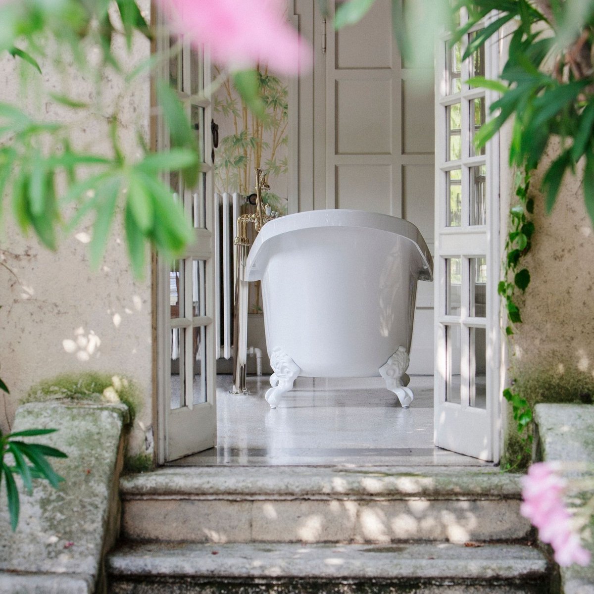 MOOZElaboutique's tweet photo. On ne peut pas envisager une salle de bain vintage sans sa majesté la baignoire en fonte !

Oui ou non ? 😉

#moozelaboutique #gentryhome #vintagestyle #baignoirefonte #baignoireretro #rétro #elegance #decosalledebain https://t.co/1cTw7DsqUI
