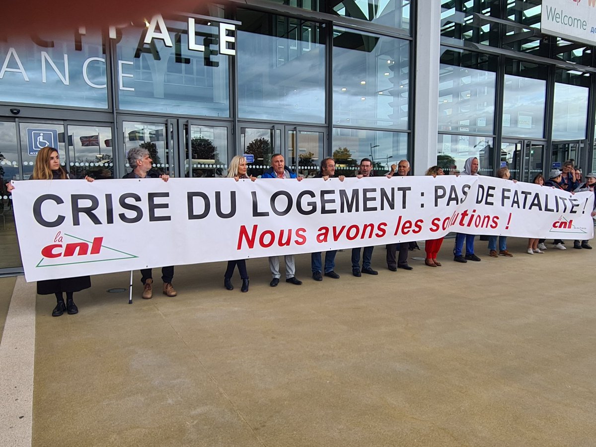 La_CNL's tweet photo. Chaîne militante devant l'entrée du #CongresHLM. "Olivier, gel des loyers!" Une spéciale dédicace pour le ministre @OlivierKlein93
#0augmentationdesloyers #0coupureelectricite #stopRLS #justicesociale https://t.co/uu8nm8Ka4N